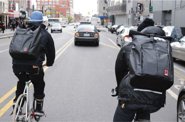 deux coursiers à vélo