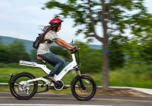 femme sur un vélo électrique