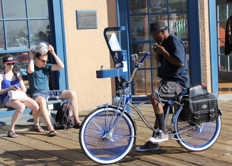 C'est ça le cruiser le vélo de plage américain, pour aller du port à la plage, se rouler une sigarette et discuter avec es pote assis sur le vélo, 